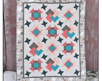 Könnte beinhalten: Ein Quiltblockmuster mit einem Sternendesign auf weißem Hintergrund, türkisfarbenen, rosa und grauen Quadraten. Der Quiltblock ist von einem Rand mit einem braunen und weißen Muster umgeben. Der Text "Minnesota Stars" befindet sich unter dem Quiltblock.
