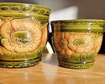 Set di due vasi vintage in porcellana verde senape della Germania Ovest, metà del secolo scorso, anni '60-'70, con motivo a girasole in rilievo, maiolica liscia, smalto spesso, ottime condizioni.