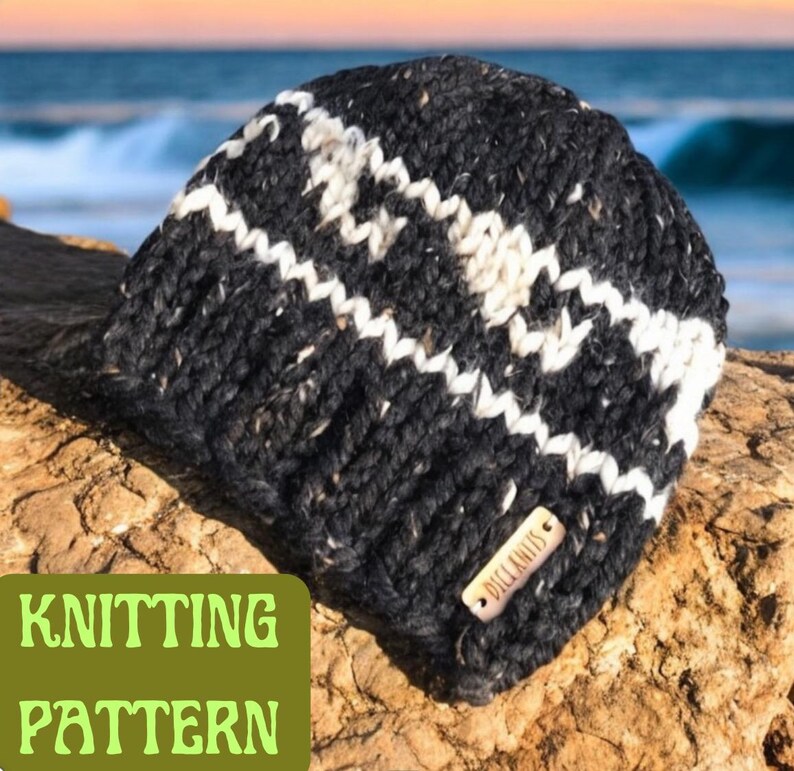 Op de afbeelding: Zwart-witte gebreide beanie met een wit streepdessin. De beanie heeft een bruin leren label met de tekst "DICI KNITS" erop.