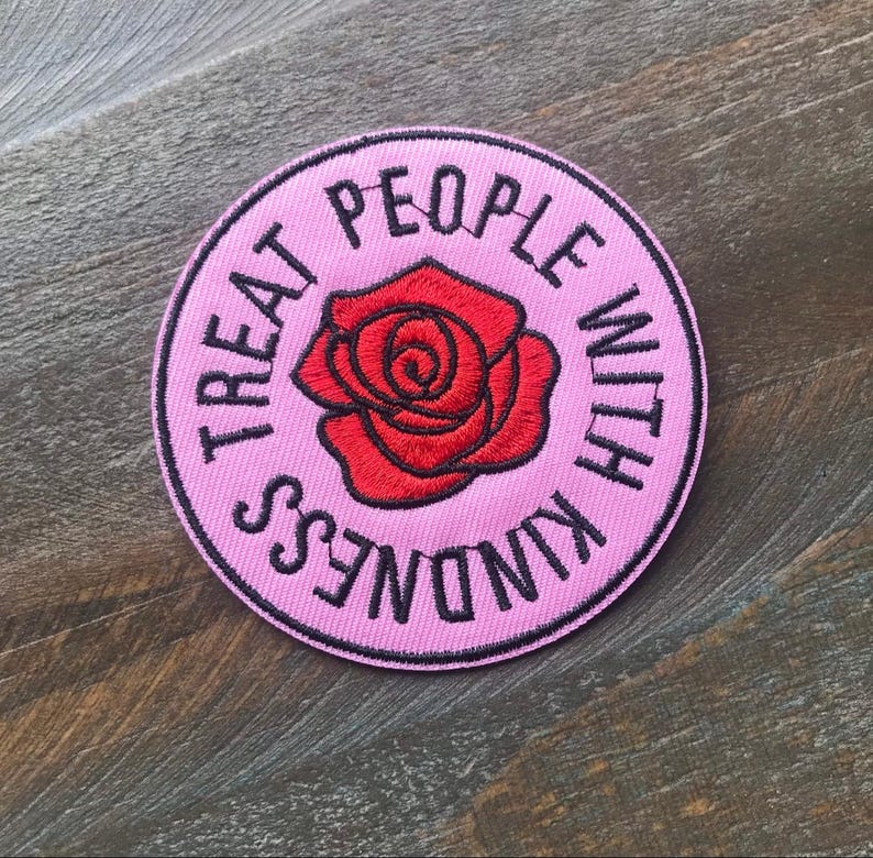 K&ouml;nnte beinhalten: Rosa gestickter Patch mit einer roten Rose und dem Text "Treat People With Kindness".