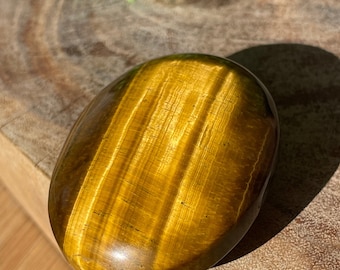 Tigers Eye Palmstone with a cats eye flash