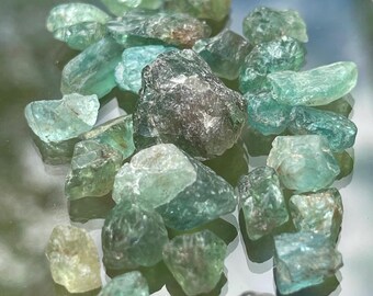 Gemmy GREEN APATITE 67cts, Apatite Gemstone Rough For Faceting and Cabbing, Raw Gems for Jewelry making
