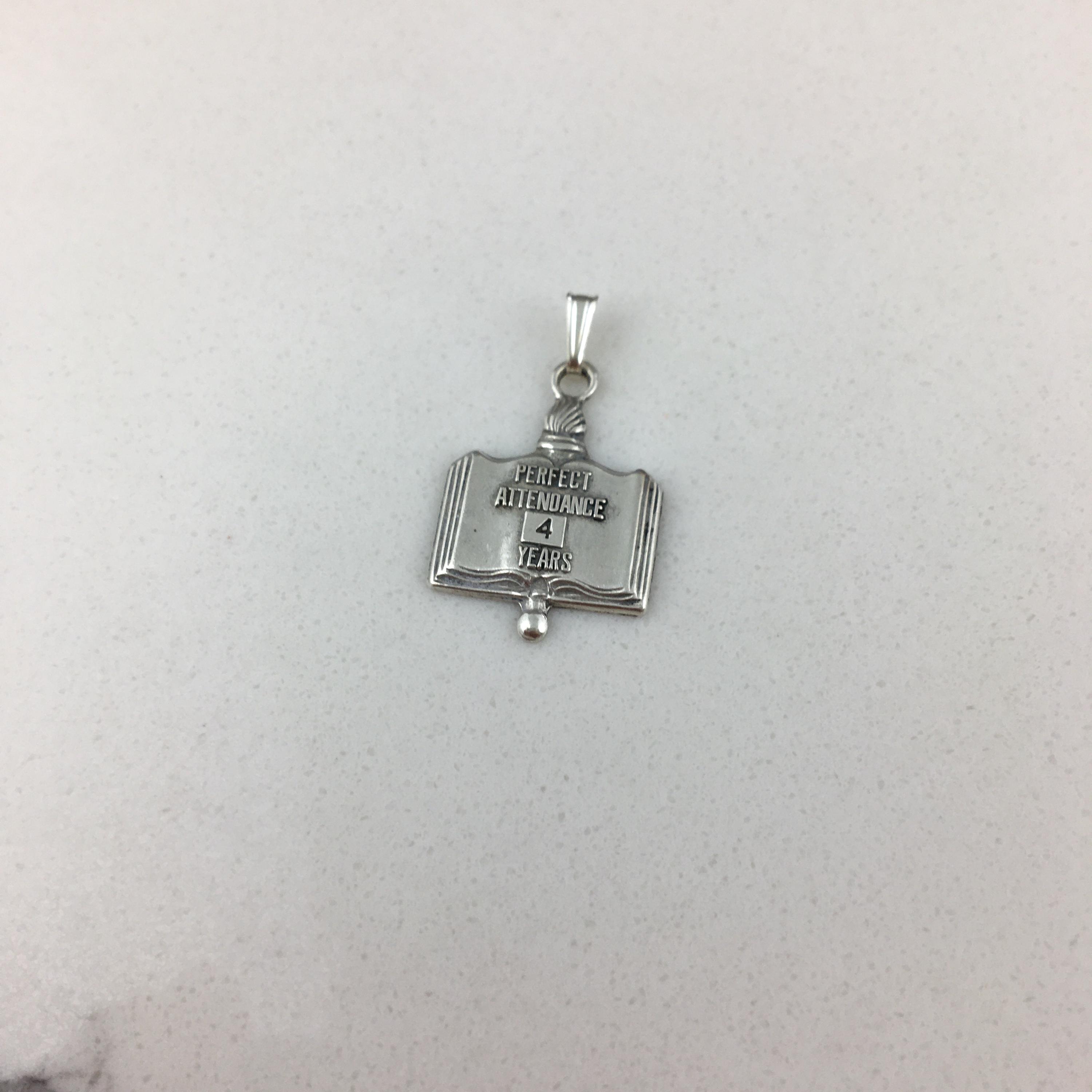 ⭐️  スターリングシルバー ネックレス☆ビンテージ ヴィンテージ 925 スターリングシルバー 皆勤賞 4年間 チャーム