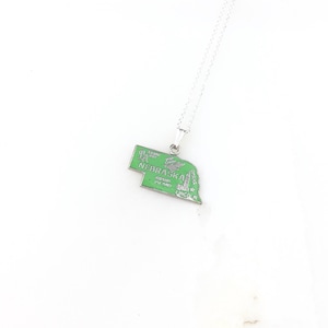 Vintage 925 Sterling Silber Grün Emaille Nebraska State Travel Souvenir Charme Anhänger Halskette