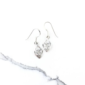 Vintage 925 Sterling Silver Dainty Minimal Filigree Dangle Earrings