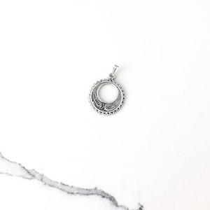 Vintage 925 Sterling Silver Circle Filigree Minimal Charm Pendant Necklace