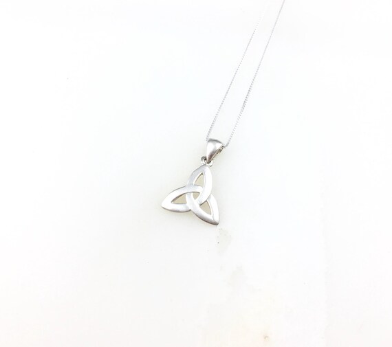 Ciondolo a forma di cuore con nodo celtico / Nodo d'amore celtico / Simbolo di amore, eternità e amicizia / Intagliato a mano da me in pietra naturale - Italia