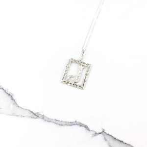 Colar vintage com pingente inicial J em prata esterlina 925