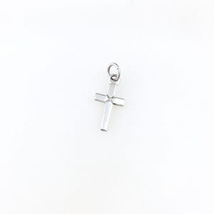Vintage 925 Sterling Silver Etched Dainty Religious Cross Charm Pendant Necklace
