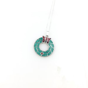 Vintage 925 Sterling Silver Enamel Christmas Holiday Wreath Charm Pendant Necklace