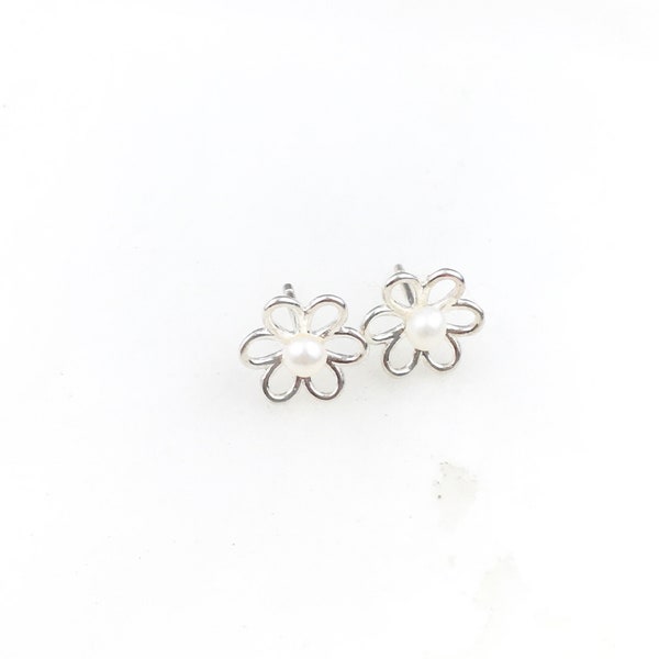 Vintage 925 Sterling Silver White Minimal Flower Floral Pearl Stud Earrings