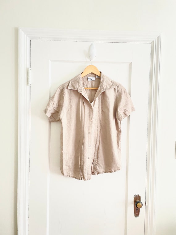 tan short sleeve blouse