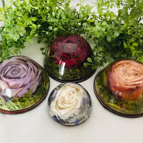 Paperweight from flowers