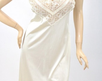 Vintage Full Slip size 38 Creamy Soft Nylon Beautiful Wide Lace at Bust