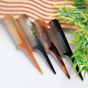 Puede incluir: Cuatro peines de carey con diferentes tonos de marrón y negro. Los peines tienen un extremo puntiagudo y una fila de dientes.