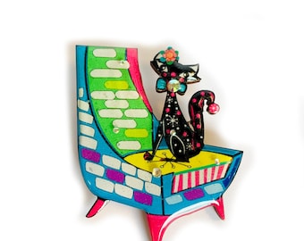 Spilla retrò a forma di gatto sul divano, spilla vintage di metà secolo, spilla a forma di gattino, gioielli unici a tema gatto, gioielli stravaganti in stile atomico