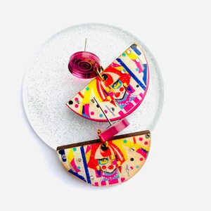 Kleine edgy Statement Ohrringe bunt coole moderne Ohrringe ungewöhnliche Ohrringe Gesicht Ohrring Acryl High Fashion Designer Tag Ohrring