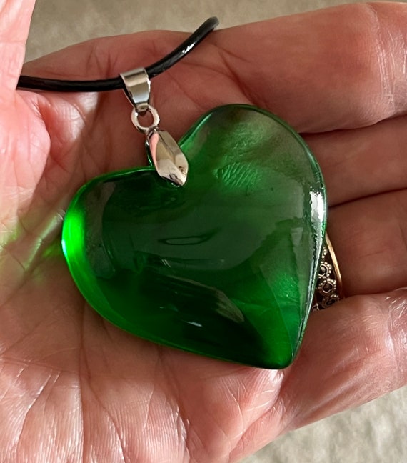REIGN. Green Heart & Dagger Drop Necklace - Silver – REGALROSE
