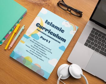 Può includere: Un libro blu e bianco intitolato "Islamic Curriculum Preschool/Kindergarten Part 1" con illustrazioni colorate di nuvole e arcobaleni. Il libro include l'apprendimento ispirato a Montessori, la scrittura degli alfabeti arabo e inglese, il riconoscimento delle lettere arabe, il vocabolario arabo, storie, lezioni e attività creative.