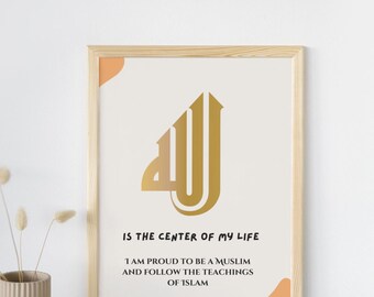 Può includere: Una stampa incorniciata con un design di calligrafia araba dorata della parola "Allah" e il testo "È il centro della mia vita. Sono orgoglioso di essere musulmano e di seguire gli insegnamenti dell'Islam."
