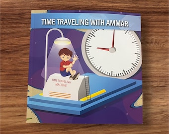 Può includere: Una copertina di libro viola e blu con un'illustrazione di un cartone animato di un ragazzo seduto su una macchina del tempo. Il titolo del libro è "Time Traveling with Ammar".
