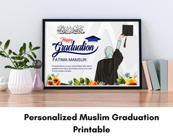 Può includere: Un biglietto di laurea stampabile con una cornice nera, uno sfondo bianco e un design floreale colorato. Il biglietto presenta una donna con una toga di laurea nera e un cappello di laurea blu, che tiene un cappello di laurea in mano. Il testo sul biglietto recita "Happy Graduation Fatima Mansur".