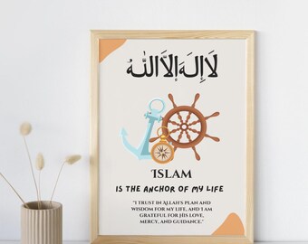 Può includere: Una stampa incorniciata con uno sfondo color pesca e un'ancora e un timone neri. Il testo arabo "لَا إِلَهَ إِلَّا اللهُ" è in cima alla stampa. Il testo "ISLAM IS THE ANCHOR OF MY LIFE" è sotto l'immagine. Il testo "I TRUST IN ALLAH'S PLAN AND WISDOM FOR MY LIFE, AND I AM GRATEFUL FOR HIS LOVE, MERCY, AND GUIDANCE." è in fondo alla stampa.