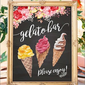 Puede incluir: Un letrero de pizarra con marco dorado y detalles florales dice "gelato bar" con una ilustraci&oacute;n pintada a mano de tres conos de helado. El texto "Please enjoy!" est&aacute; escrito debajo de los conos.