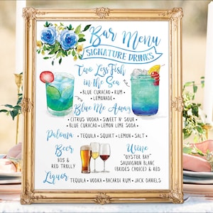 Könnte beinhalten: Ein blaues und weißes Bar-Menü-Schild mit einer Aquarell-Illustration von zwei Cocktails. Das Schild listet Signature-Drinks, Bier, Wein und Spirituosen-Optionen auf. Der Text auf dem Schild lautet "Bar Menu Signature Drinks Two Less Fish in the Sea Blue Me Away Paloma Beer 805 & Red Trolley Liquor Wine "Oyster Bay" Sauvignon Blanc (Brides Choice) & Red Tequila Vodka Bacardi Rum Jack Daniels"