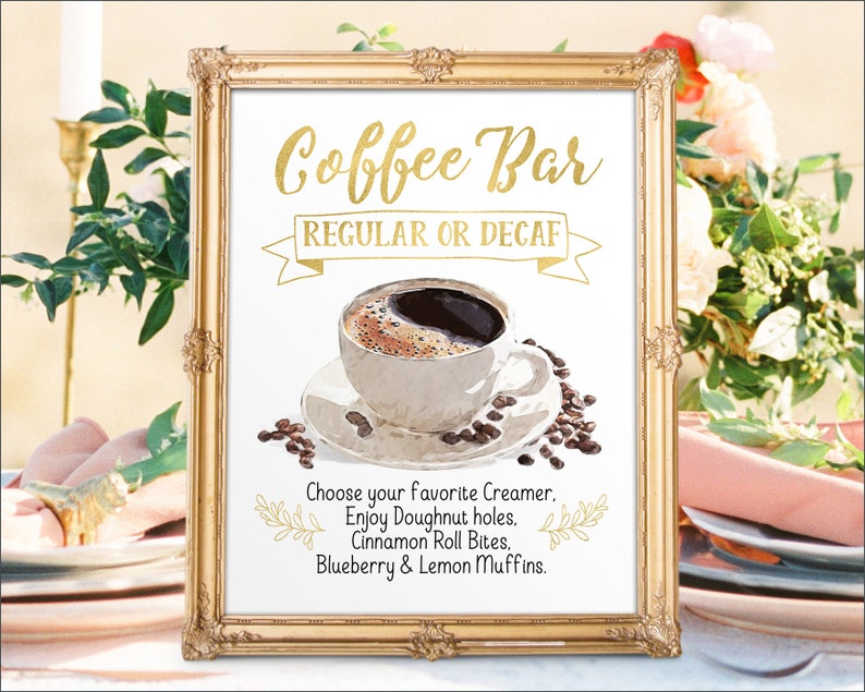 K&ouml;nnte beinhalten: Ein goldfarbener Rahmen mit dem Text "Coffee Bar" in goldener Schrift. Das Schild sagt auch "Regular oder Decaf" und enth&auml;lt eine Aquarell-Illustration einer Tasse Kaffee mit Kaffeebohnen. Der Text unter der Illustration lautet "W&auml;hlen Sie Ihren Lieblingskaffeewei&szlig;er. Genie&szlig;en Sie Doughnut-L&ouml;cher. Zimtschnecken-Bissen. Blaubeer- und Zitronenmuffins."