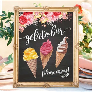 Puede incluir: Un cartel de pizarra enmarcado en oro con un dise&ntilde;o floral en la parte superior. El cartel dice "gelato bar" y presenta tres ilustraciones de acuarela de conos de helado. El texto en la parte inferior dice "Please enjoy!"
