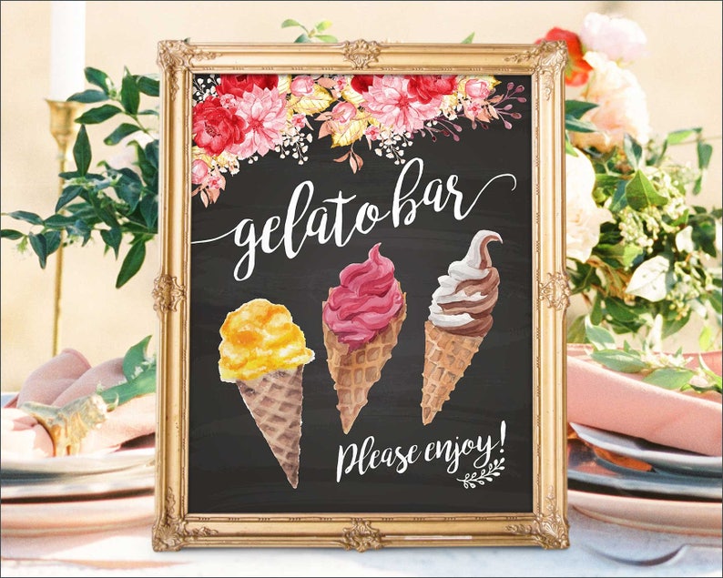 Puede incluir: Un cartel de pizarra enmarcado en oro con un dise&ntilde;o floral en la parte superior. El cartel dice "gelato bar" y presenta tres ilustraciones de acuarela de conos de helado. El texto en la parte inferior dice "Please enjoy!"