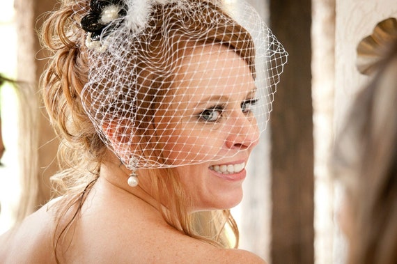 Bridal flower fascinator White feather and and pearls bridal hair piece Vintage style bridal veil bride to be accessories flower