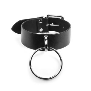 Schorpioenkraag: leren halsband met gesp of veganistische choker met O-ringlus