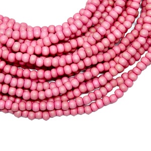 4-5 mm サーモン コーラル ラウンド ウッド ビーズ - 染色およびワックス加工 - 15 インチ ストランド