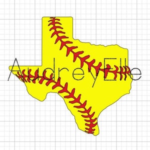 Peut inclure: Un design de softball jaune en forme du Texas, avec des coutures rouges et le nom "Audrey Elle" en noir. Le design est sur un fond de grille blanche.