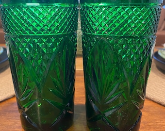 Vintage Arcoroc France Emerald Green Glass Tumbler – "Antique Emerald Cooler" Pattern with Original Label – Displayed only