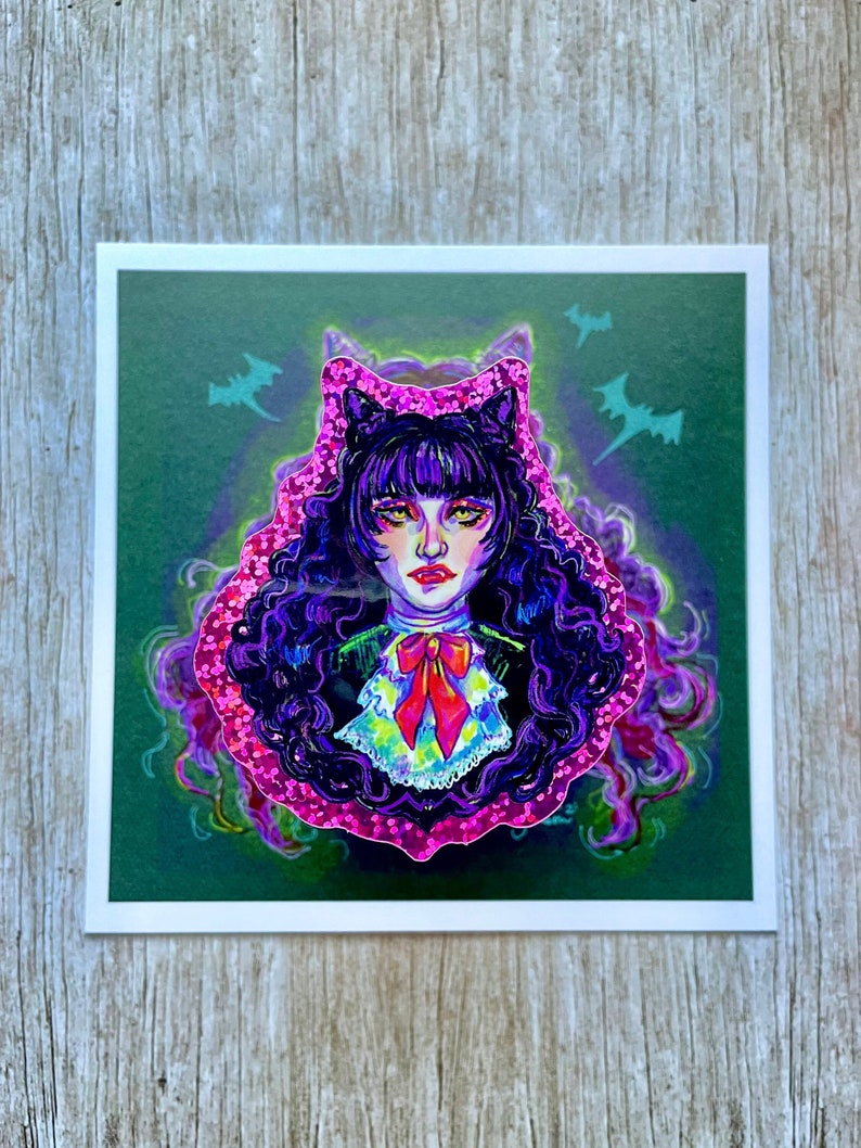 K&ouml;nnte beinhalten: Eine digitale Illustration einer Frau mit dunkelviolettem Haar, die ein schwarz-wei&szlig;es Kleid mit einer roten Schleife und Katzenohren tr&auml;gt. Der Hintergrund ist dunkelgr&uuml;n mit violetten Flederm&auml;usen.