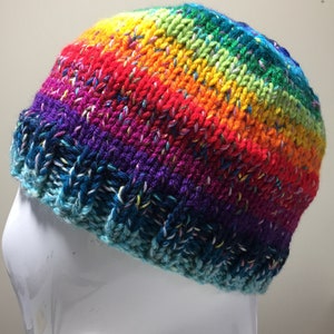 Regenbogen farbene gestreifte Mütze, mit Liebe gestrickt, unisex in den Größen XXS - XXL, ideal für Wintersport und alle die es bunt mögen