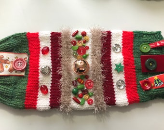 Sensorischer Demenz Muff in rot weiss grünen Christmas Farben mit Teddy Band Glöckchen Lametta Garn und vielen bunten Bändchen und Knöpfen