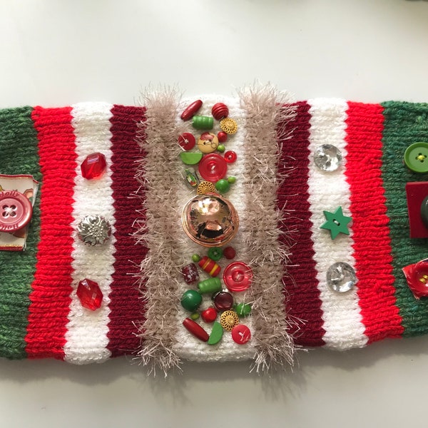 Sensorischer Demenz Muff in rot weiss grünen Christmas Farben mit Teddy Band Glöckchen Lametta Garn und vielen bunten Bändchen und Knöpfen