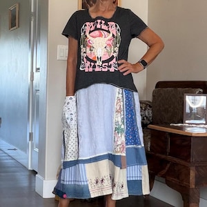 UpCycled Maxiklänning: Grå Vilda Västern T-shirt med tryck, Låg midja, Abstrakta hjärtan, Fickor, Medium Large