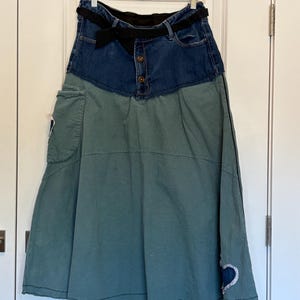 Gonna lunga riciclata: misto denim e lino, verde salvia, vita regolabile, applicazioni a forma di cuore.