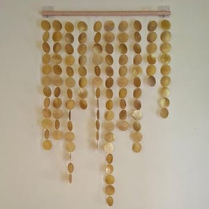 Gold Capiz Muschel Wandbehang - Natürliche Muschel Wanddekor (60 x 90 cm)