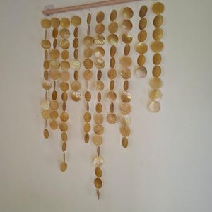 Adorno de pared de concha de capiz dorada – Decoración de pared con conchas marinas naturales (60 x 90 cm)