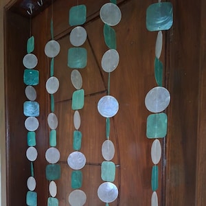 カピス貝のカーテン：緑、ターコイズ、白の糸、ビーチ風の玄関装飾