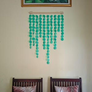 Cortina de conchas Capiz verde-turquesa – Decoração de parede com conchas naturais, suporte de madeira para pendurar
