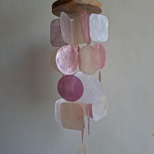 Campanillas de viento minimalistas rojas y moradas con conchas de capiz: sonidos relajantes, decoración playera.