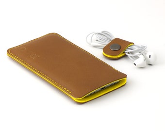 Pochette en cuir de couleur cognac pour OPPO Find X5 Lite avec doublure en feutre de laine jaune et surpiqûres jaunes. Disponible pour tous les modèles OPPO.