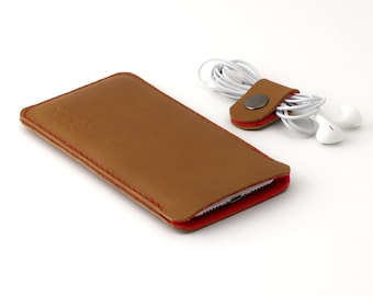 Housse en cuir couleur cognac pour Samsung Galaxy S24 Ultra avec doublure en feutre de laine rouge et surpiqûres rouges. Disponible pour tous les modèles Galaxy.